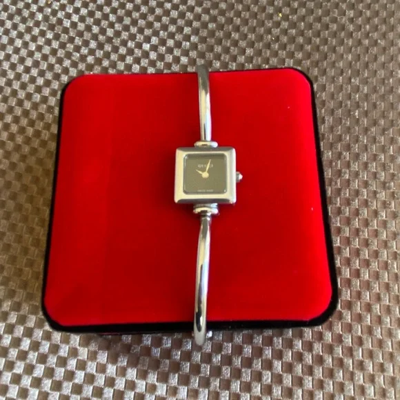 Ladies GUCCI bangle watch❤️SO CUTE❤️❤️❤️ - Picture 11 of 11